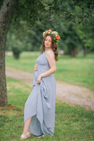 Porträtt Ung Gravid Kvinna Med Krans Huvudet Parken Graviditet — Stockfoto