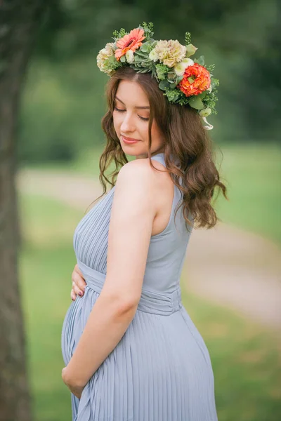 Retrato Uma Jovem Grávida Com Uma Coroa Flores Cabeça Parque — Fotografia de Stock