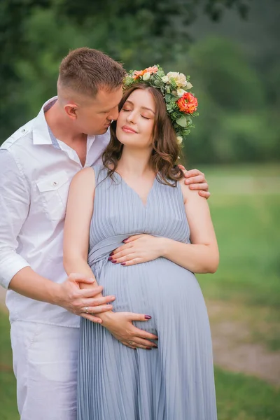 Ein Junges Ehepaar Wartet Auf Ein Baby — Stockfoto