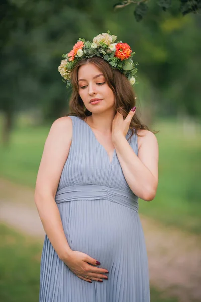 Retrato Uma Jovem Grávida Com Uma Coroa Flores Cabeça Parque — Fotografia de Stock