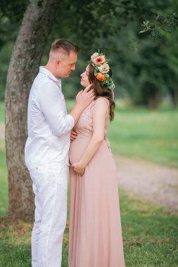 Genç evli bir çift bebek bekliyor..