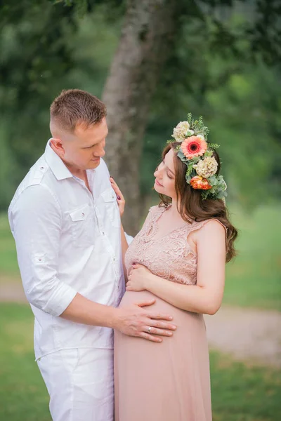 Jovem Casal Está Esperando Por Bebê — Fotografia de Stock