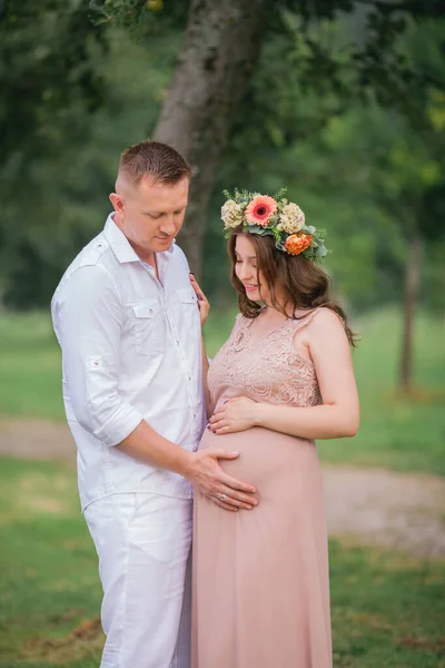 Jovem Casal Está Esperando Por Bebê — Fotografia de Stock