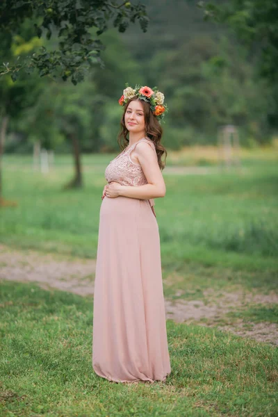 Portrait Young Pregnant Woman Wreath Her Head Park Pregnancy — Stock Photo, Image