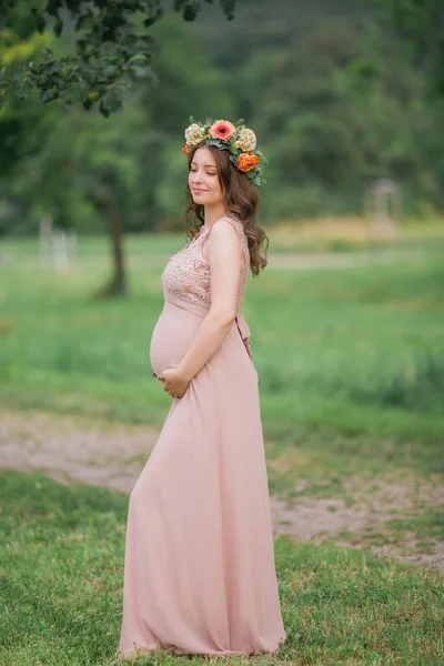 Porträtt Ung Gravid Kvinna Med Krans Huvudet Parken Graviditet — Stockfoto