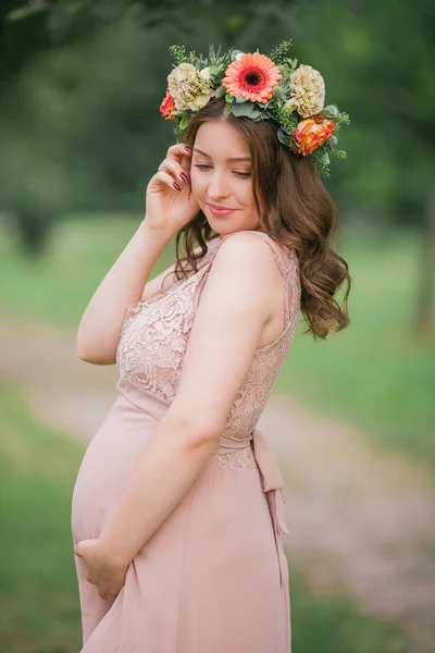 Retrato Uma Jovem Grávida Com Uma Coroa Flores Cabeça Parque — Fotografia de Stock