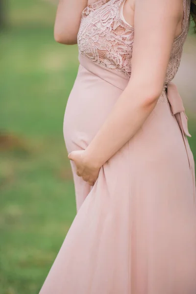 Retrato Una Joven Embarazada Con Una Corona Cabeza Parque Embarazo — Foto de Stock