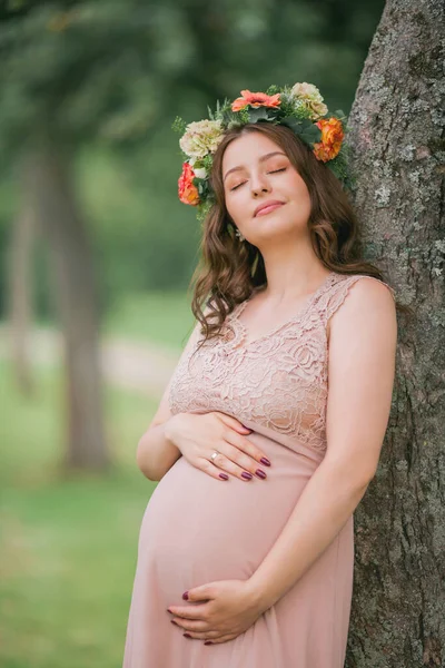 Porträtt Ung Gravid Kvinna Med Krans Huvudet Parken Graviditet — Stockfoto