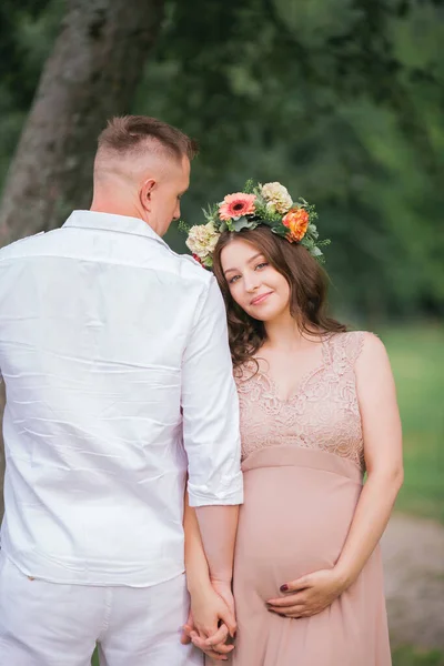 Ein Junges Ehepaar Wartet Auf Ein Baby — Stockfoto