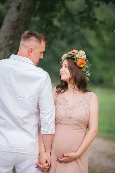 Jovem Casal Está Esperando Por Bebê — Fotografia de Stock