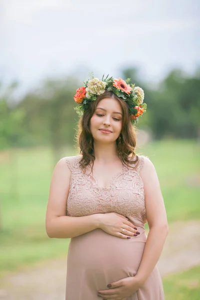 Ritratto Una Giovane Donna Incinta Con Una Ghirlanda Testa Nel — Foto Stock