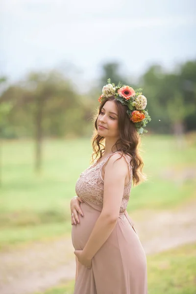 Porträtt Ung Gravid Kvinna Med Krans Huvudet Parken Graviditet — Stockfoto