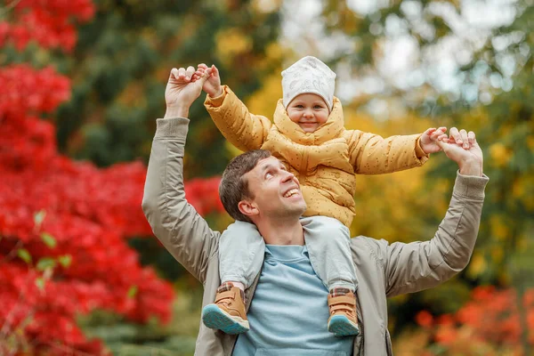 Joyeux Papa Petite Fille Dans Parc Automne Couleurs Automne Lumineuses — Photo