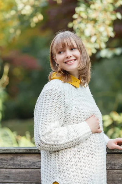 Wanita Muda Hamil Cantik Dengan Sweater Rajutan Berjalan Taman Musim — Stok Foto