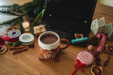 Noel dekoru, bir fincan sıcak çikolata, hediye listesi, online sipariş. İndirimli tatil alışverişi.