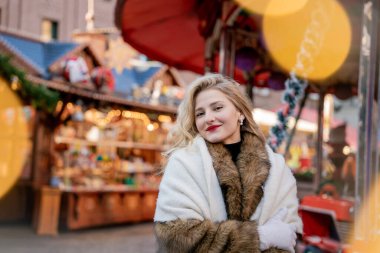 Şenlik sezonu. Noel pazarındaki genç bir kadının portresi. Yeni yıl. Tatil.