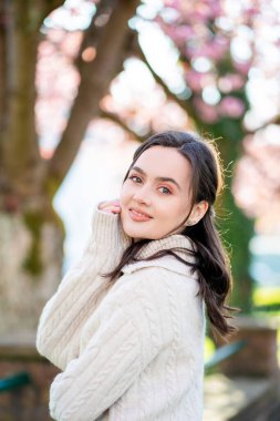 Çiçek açan bir bahçede genç bir kadının bahar portresi. Hayatın zevki. Meditasyon.