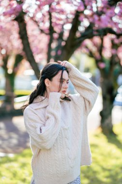 Çiçek açan bir bahçede genç bir kadının bahar portresi. Hayatın zevki. Meditasyon.