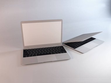 Gerçekçi Laptop Model Şablonu Sahnesi