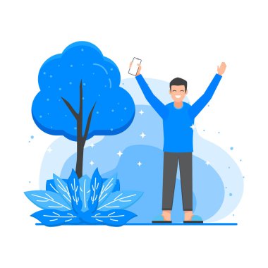 Bir adam kendini doğanın ortasında mutlu hisseder ve bir ağaç akıllı telefonunu tutar ve ellerini kaldırır.