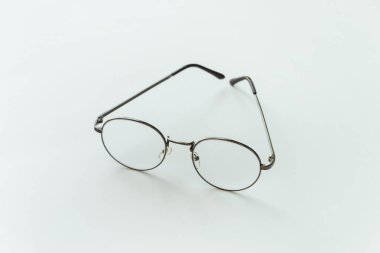 Beyaz arka planda izole edilmiş klasik gözlükler. Görme engelli birine günlük hayatı okumak için. Kopya alanı ile arka plan sağlık kavramı olarak beyaz arkaplan.