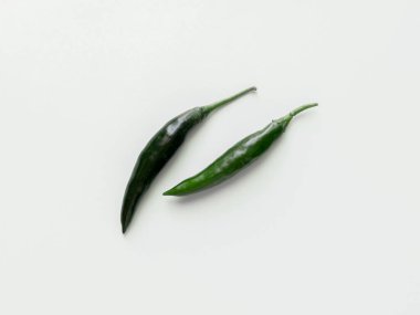 Tohumlu yeşil kırmızı biber. Yemek arkaplanı. Üst Manzara. Kırmızı biber beyaz arka planda izole edilmiş. Olgun kırmızı biber kırpma yolu.