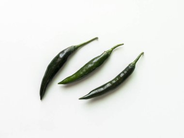 Tohumlu yeşil kırmızı biber. Yemek arkaplanı. Üst Manzara. Kırmızı biber beyaz arka planda izole edilmiş. Olgun kırmızı biber kırpma yolu.