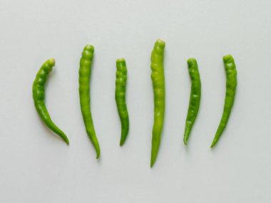 Tohumlu yeşil kırmızı biber. Yemek arkaplanı. Üst Manzara. Kırmızı biber beyaz arka planda izole edilmiş. Olgun kırmızı biber kırpma yolu.