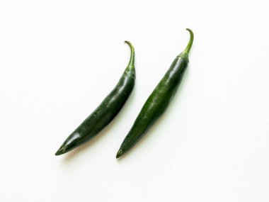 Tohumlu yeşil kırmızı biber. Yemek arkaplanı. Üst Manzara. Kırmızı biber beyaz arka planda izole edilmiş. Olgun kırmızı biber kırpma yolu.
