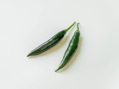 Tohumlu yeşil kırmızı biber. Yemek arkaplanı. Üst Manzara. Kırmızı biber beyaz arka planda izole edilmiş. Olgun kırmızı biber kırpma yolu.