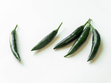 Tohumlu yeşil kırmızı biber. Yemek arkaplanı. Üst Manzara. Kırmızı biber beyaz arka planda izole edilmiş. Olgun kırmızı biber kırpma yolu.