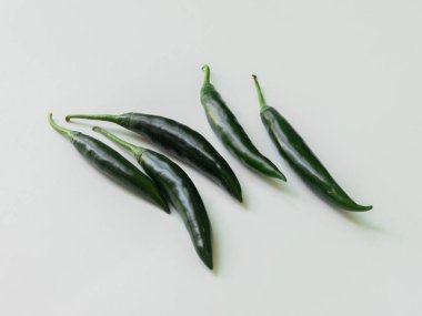 Tohumlu yeşil kırmızı biber. Yemek arkaplanı. Üst Manzara. Kırmızı biber beyaz arka planda izole edilmiş. Olgun kırmızı biber kırpma yolu.