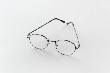 Beyaz arka planda izole edilmiş klasik gözlükler. Görme engelli birine günlük hayatı okumak için. Kopya alanı ile arka plan sağlık kavramı olarak beyaz arkaplan.