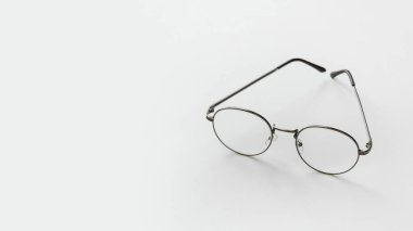 Beyaz arka planda izole edilmiş klasik gözlükler. Görme engelli birine günlük hayatı okumak için. Kopya alanı ile arka plan sağlık kavramı olarak beyaz arkaplan.
