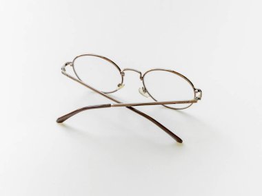 Beyaz arka planda izole edilmiş klasik gözlükler. Görme engelli birine günlük hayatı okumak için. Kopya alanı ile arka plan sağlık kavramı olarak beyaz arkaplan.