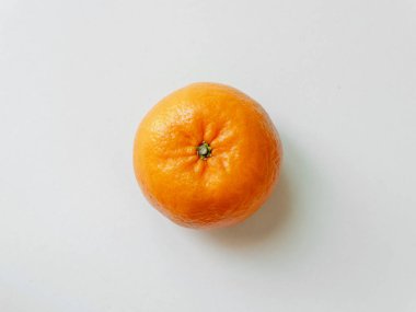 beyaz arkaplanda izole edilmiş taze portakal meyvesi.