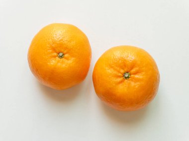 beyaz arkaplanda izole edilmiş taze portakal meyvesi.