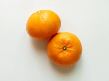 beyaz arkaplanda izole edilmiş taze portakal meyvesi.