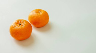 beyaz arkaplanda izole edilmiş taze portakal meyvesi.
