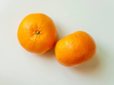 beyaz arkaplanda izole edilmiş taze portakal meyvesi.