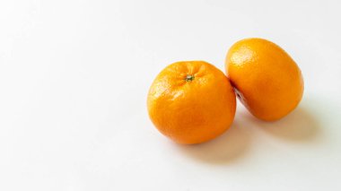 beyaz arkaplanda izole edilmiş taze portakal meyvesi.