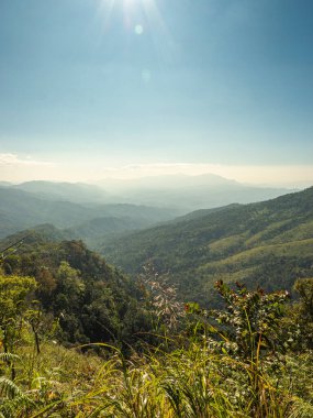 dağ manzarası, yüksek yeşil dağların manzarası, bulutlu mavi gökyüzü, güzellik dünyası.
