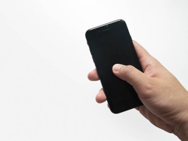 El ele tutuşan akıllı telefon beyazda izole edilmiş..