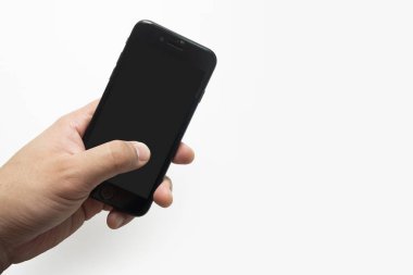 El ele tutuşan akıllı telefon beyazda izole edilmiş..