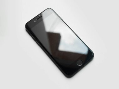 Beyaz arkaplanda boş ekranlı akıllı telefon