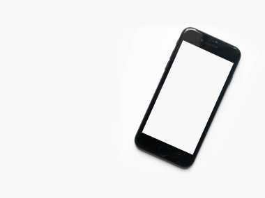 Beyaz arkaplanda boş ekranlı akıllı telefon