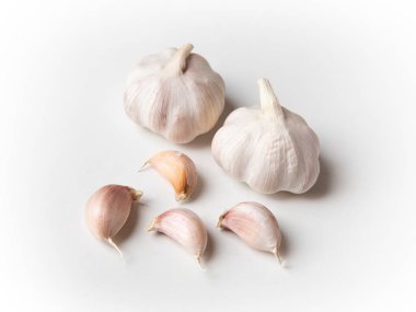 Beyaz arkaplanda sarımsak izole edilmiş.