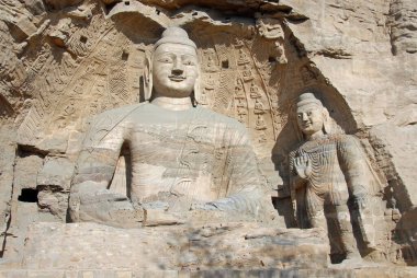 Çin 'in Shanxi eyaletindeki Datong yakınlarında Yungang Grottoes. Mağara 20, Yungang 'daki en ünlü Buda heykelleri. Yandan yakın görüş. Yungang Budist mağara sanatı ve heykelleri UNESCO dünya mirası.
