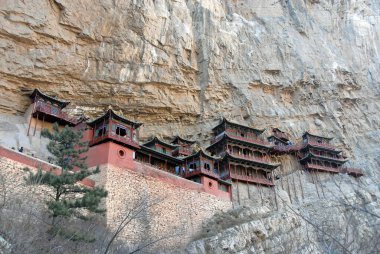 Çin 'in Shanxi Eyaleti' ndeki Datong yakınlarında Asılan Tapınak ya da Asılı Manastır. Önünde ağaçlar olan Asılı Tapınak manzarası. Tapınak Datong yakınlarında büyük bir turistik manzara..