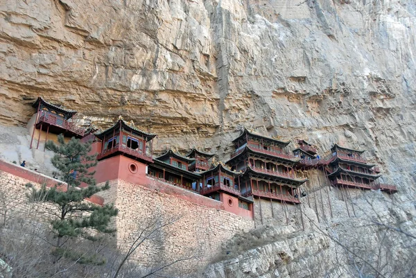 Çin 'in Shanxi Eyaleti' ndeki Datong yakınlarında Asılan Tapınak ya da Asılı Manastır. Önünde ağaçlar olan Asılı Tapınak manzarası. Tapınak Datong yakınlarında büyük bir turistik manzara..